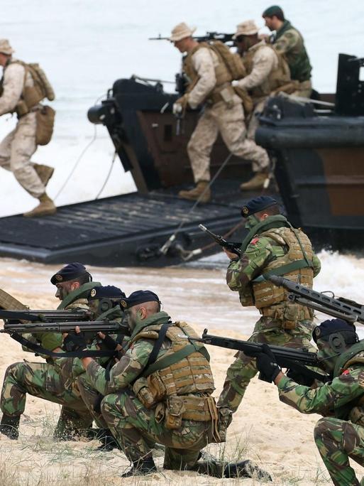 Britische und portugiesische Soldaten während des NATO-Manövers "Trident Juncture" 2015 in Troia, südlich von Lissabon. An dem dreiwöchigen Manöver in Portugal, Italien und Spanien nehmen Soldaten aus 30 Nationen teil.