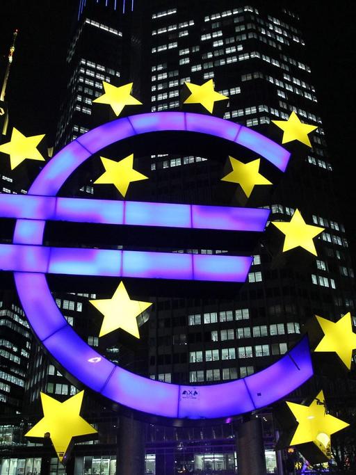 Das leuchtende Euro-Zeichen steht während der Nacht vor der Europäischen Zentralbank (EZB) in Frankfurt am Main.
