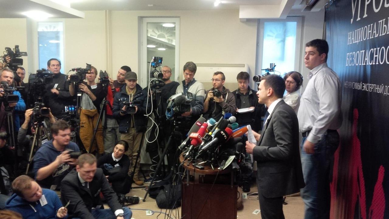 Der russische Oppositionspolitiker Ilja Jaschin präsentiert  einen Bericht über Ramsan Kadyrow und den Mord an Boris Nemzow.