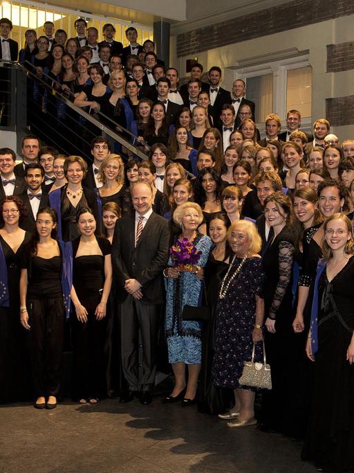 Gruppenbild mit Königin: Das Europäische Jugendorchester bei einem Konzert im Amsterdamer Concertgebouw im August 2012, zusammen mit der damaligen Königin Beatrix.
