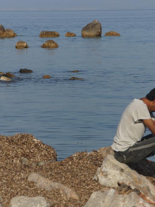 Ein verzweifelter Flüchtling am Strand von Lesbos.