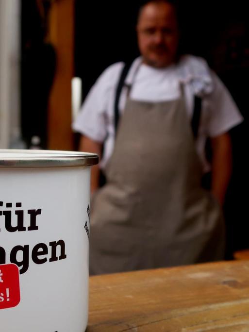 Tasse mit der Aufschrift „Wir für Thüringen — Kein Ort für Nazis!“