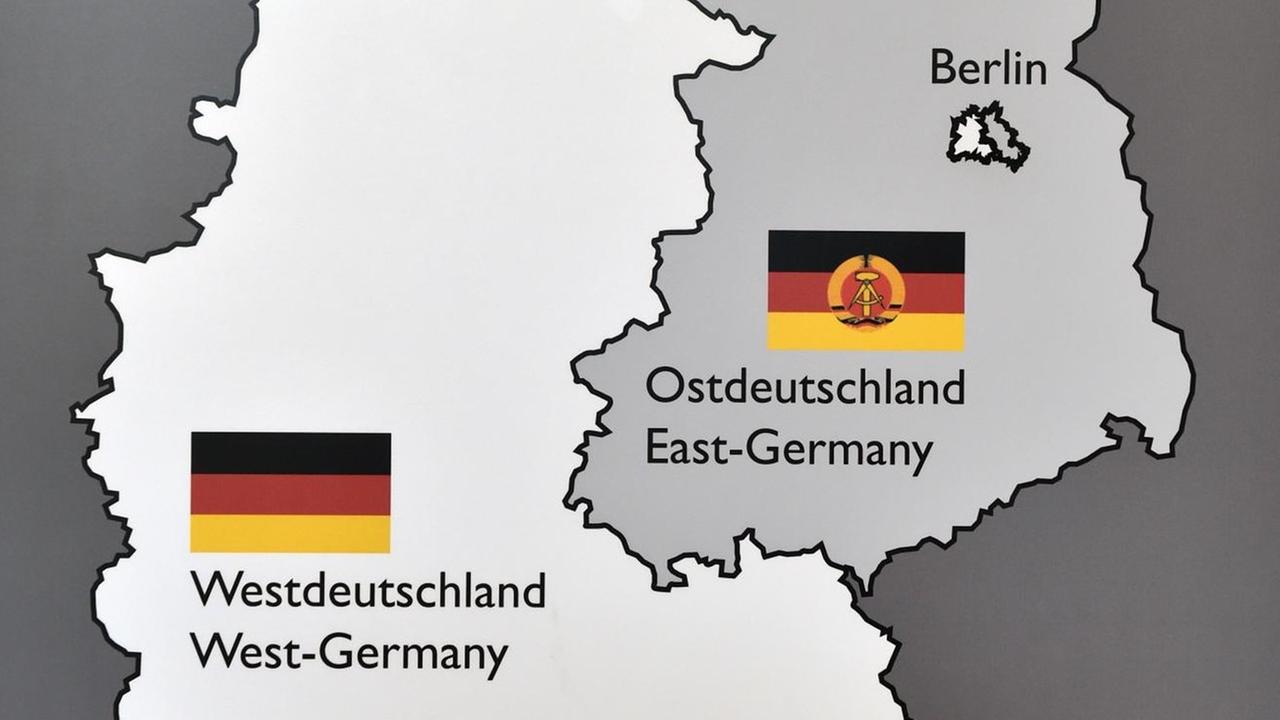 Eine Schautafel aus der Ausstellung "25 Jahre Fall der Berliner Mauer" in den Potsdamer Platz Arkaden am 18.09.2014 in Berlin zeigt die Grenzen der beiden deutschen Staaten vor der Wiedervereinigung.