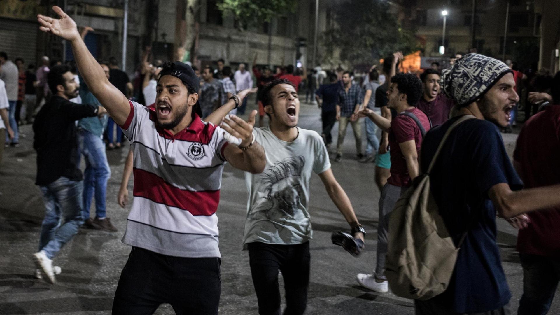 Demonstranten rufen Slogans während eines seltenen Protestes gegen die Regierung in der Innenstadt von Kairo. Die Demonstranten forderten am späten Freitagabend den Sturz des ägyptischen Präsidenten al-Sisi. Oppositionsmedien berichteten von Demonstrationen auf dem zentralen Tahrir-Platz in Kairo, Alexandria, Suez und Mansura. In Kairo seien mehrere Demonstranten von der Polizei verhaftet worden, berichtete die unabhängige Webseite Mada Masr.