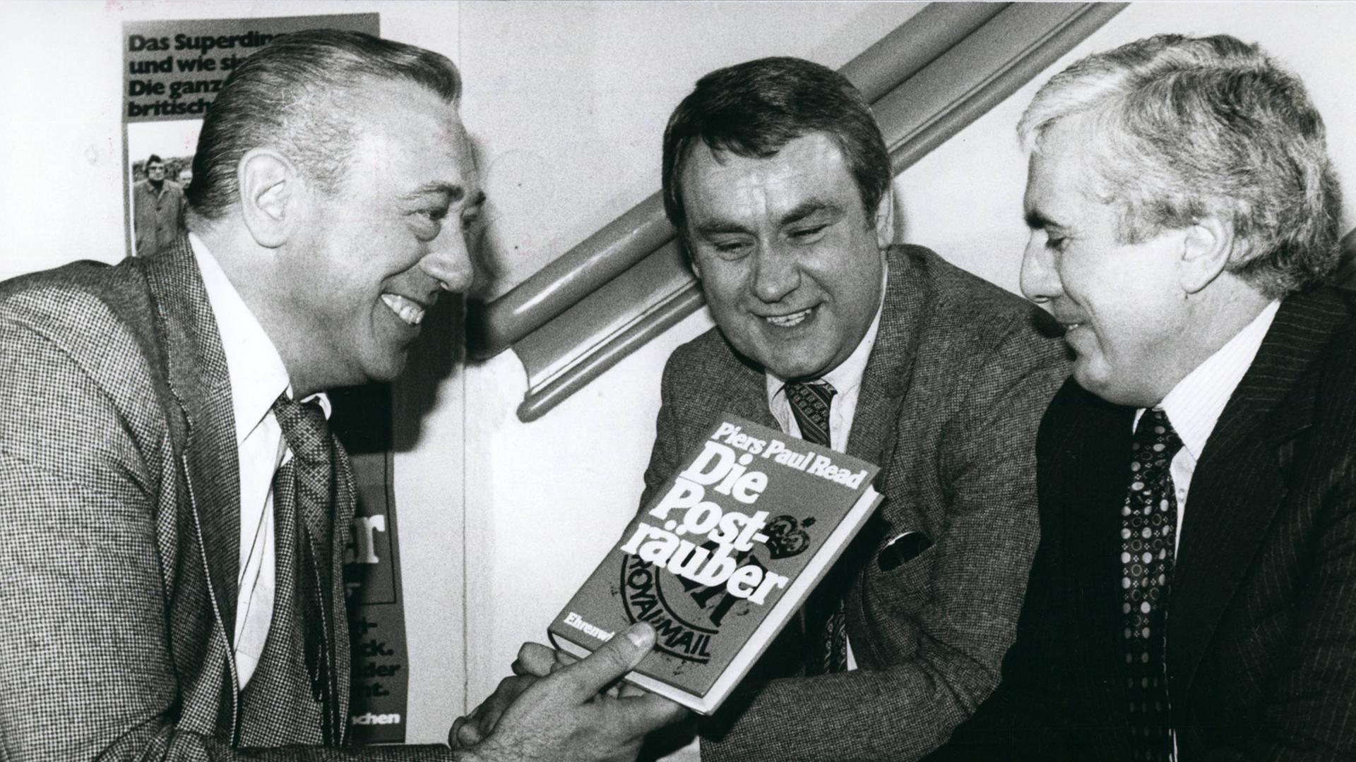 Horst Tappert (l.) spielt den "Major" Michael Donegan. Hier mit den Posträubern Jim Hussey und Buster Edwards (r.) im Jahre 1963.