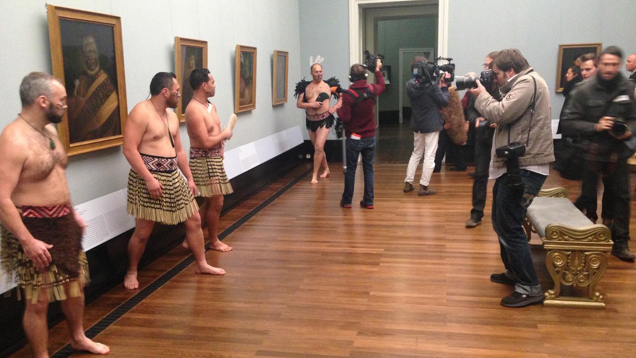 Stammesmitglieder der Maori bei der Segnungszeremonie der Lindauer-Bilder in der Alten Nationalgalerie Berlin. Stammesmitglieder der Maori bei der Segnungszeremonie der Lindauer-Bilder in der Alten Nationalgalerie Berlin.
