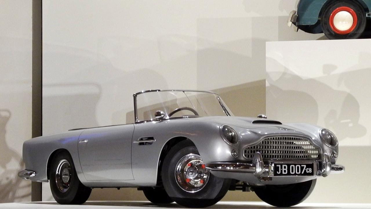 Ein Miniatur-Modell des James-Bond-Autos Aston Martin DB5 in der Ausstellung im Buckingham-Palast in London, 2014.