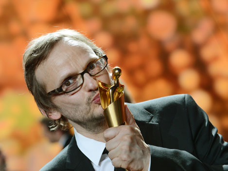 Der Schauspieler Milan Peschel freut sich in Berlin über die "Lola" in der Kategorie "Beste Männliche Hauptrolle" für den Film "Halt auf freier Strecke".