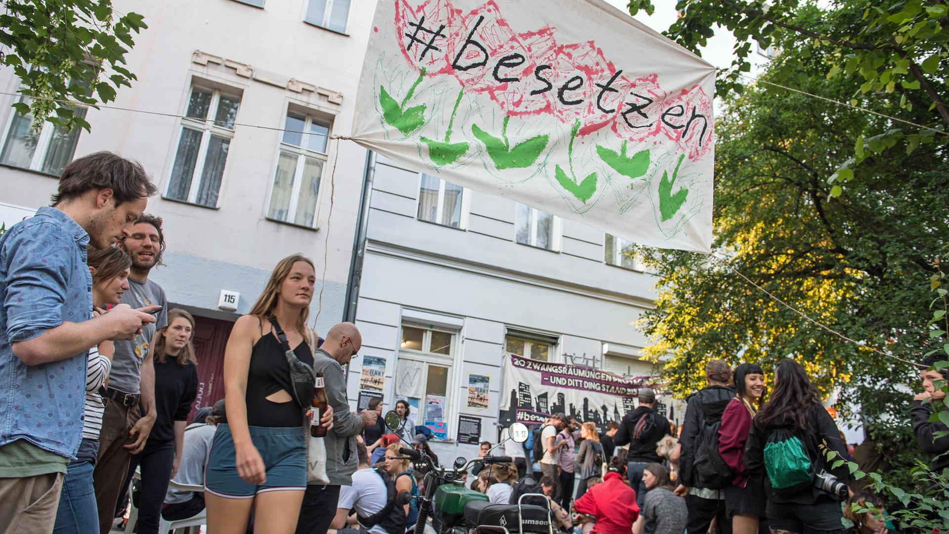 Am Pfingstsonntag wurden in Berlin Häuser besetzt. Mit der Aktion wollten die Besetzer ein Zeichen gegen Verdrängung und Wohnungsnot setzen.