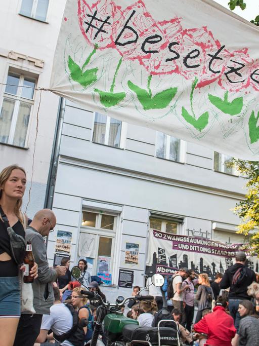 Am Pfingstsonntag wurden in Berlin Häuser besetzt. Mit der Aktion wollten die Besetzer ein Zeichen gegen Verdrängung und Wohnungsnot setzen.