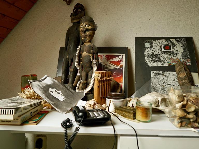 Auf dem Schreibtisch in Andres Veiels Jugendzimmer in Stuttgart: eine Muschelsammlung, ein Telefon, Figuren und andere Kleinigkeiten.