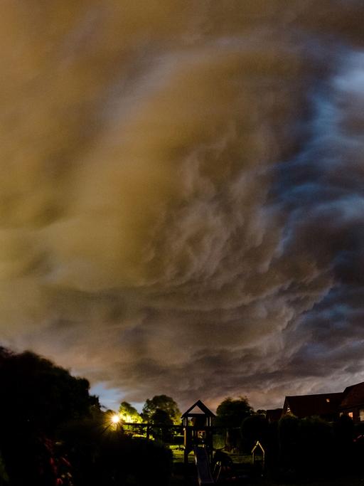 Gewitterwolken ziehen am 09.06.2014 über den Ort Sörmeke bei Geseke (Nordrhein-Westfalen). Orkanböen, Starkregen und heftige Blitze: Wie eine Walze zog eine Gewitterfront über Nordrhein-Westfalen am 09.06.2014 hinweg.