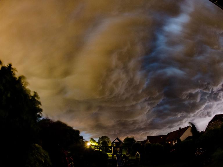 Gewitterwolken ziehen am 09.06.2014 über den Ort Sörmeke bei Geseke (Nordrhein-Westfalen). Orkanböen, Starkregen und heftige Blitze: Wie eine Walze zog eine Gewitterfront über Nordrhein-Westfalen am 09.06.2014 hinweg.