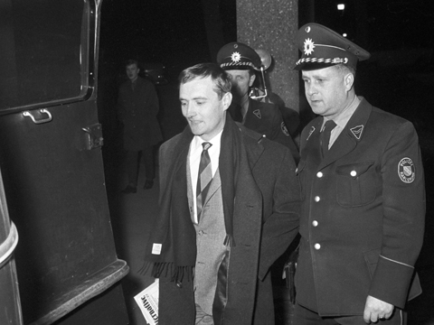 Spiegel-Herausgeber Rudolf Augstein wird am 08.01.1963 nach dem dritten Haftprüfungstermin von zwei Polizeibeamten aus dem Gebäude des Bundesgerichtshofes in Karlsruhe geführt