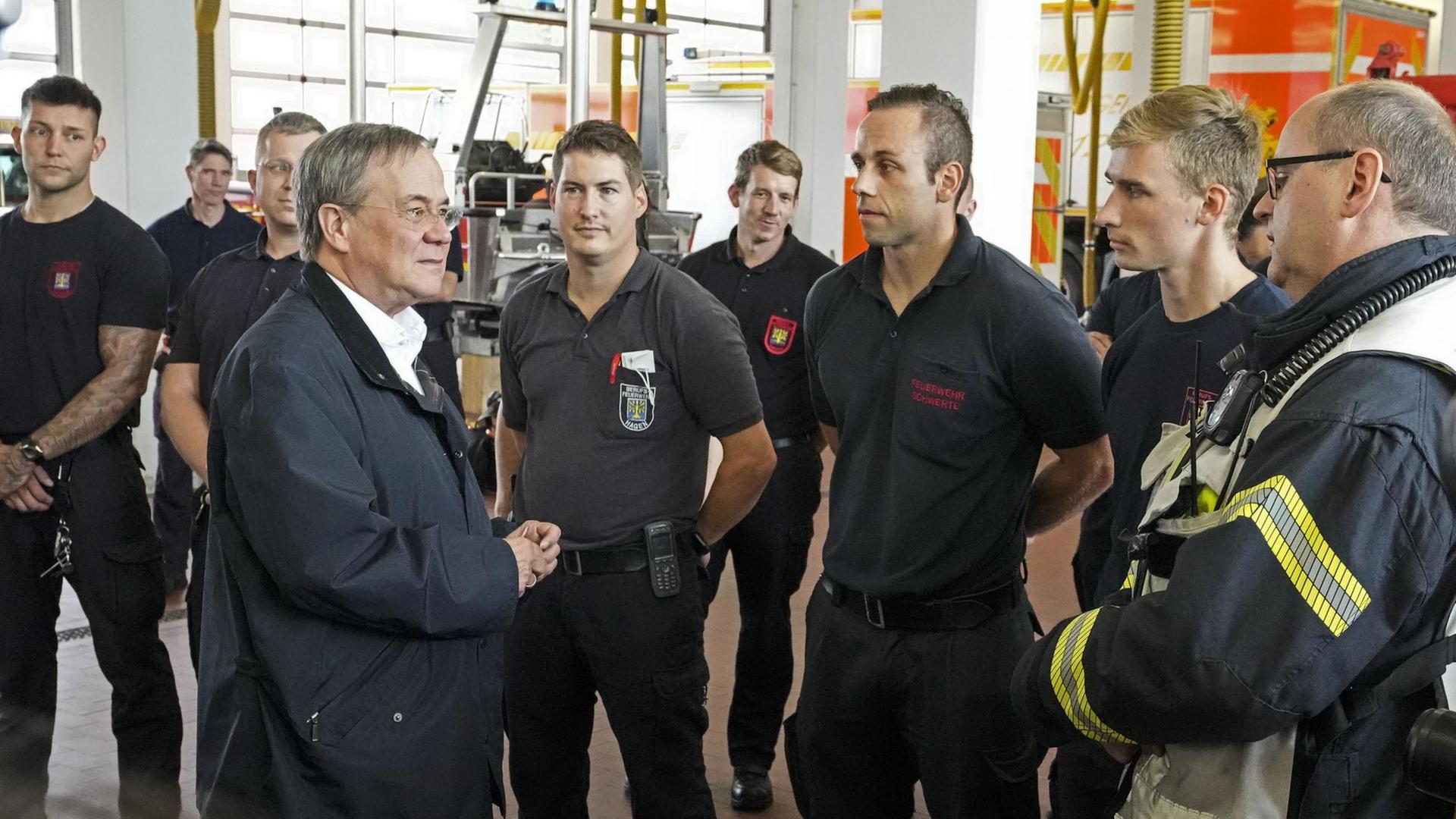 Ministerpräsident Armin Laschet besucht Feuerwehrmänner in Hagen.