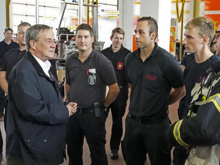 Ministerpräsident Armin Laschet besucht Feuerwehrmänner in Hagen.