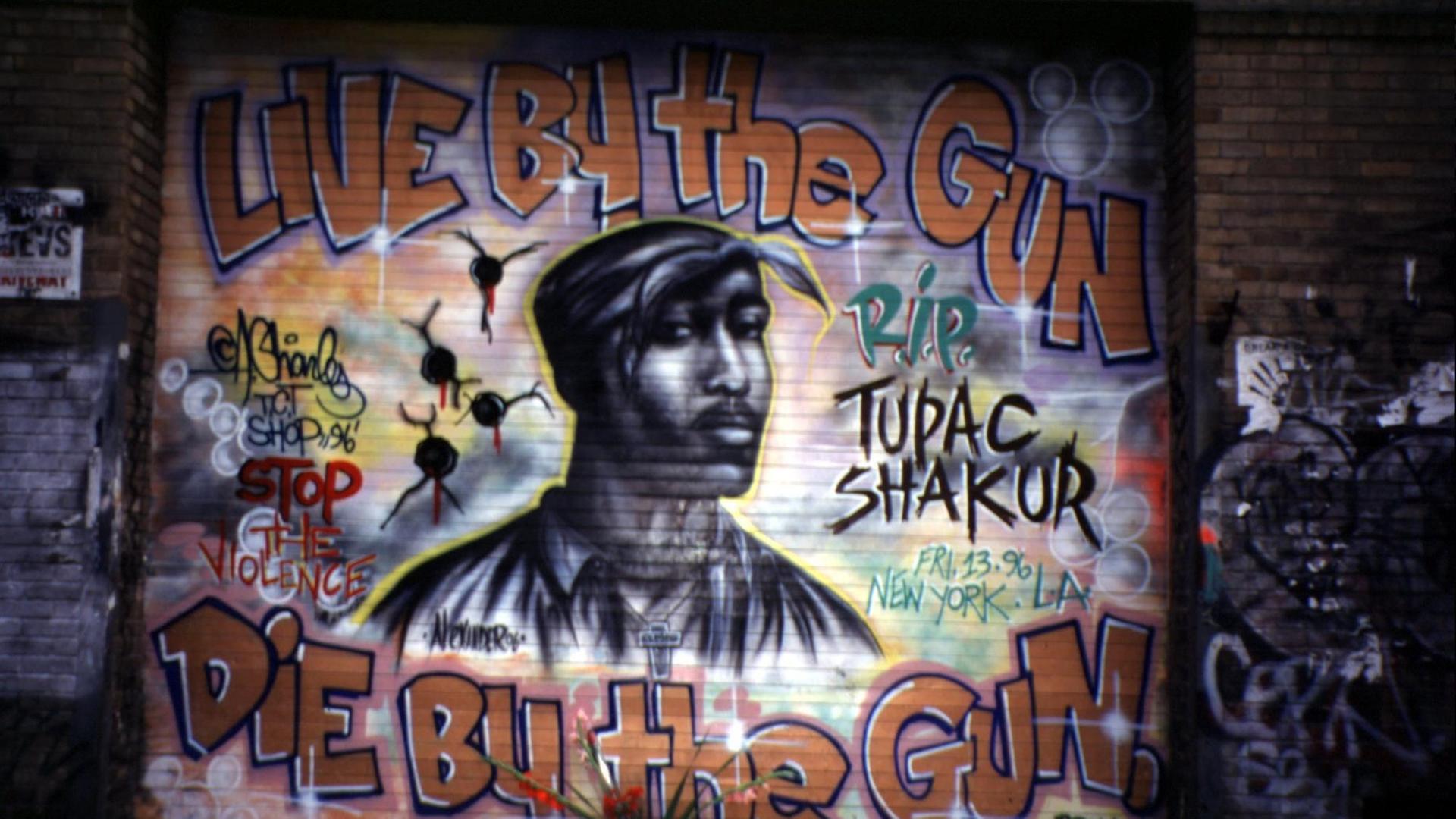 Porträt des US-Rappers Tupac Shakur, das ein Graffiti-Künstler an eine Wand in New York gesprüht hat