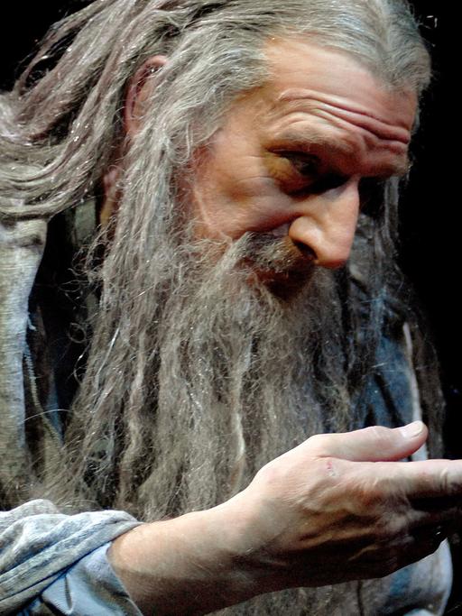 Malcolm Storry (l) als Zauberer Gandalf und James Loye als Hobbit Frodo Beutlin, der Ringträger, in "Herr der Ringe"