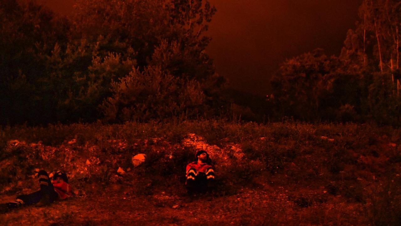 Ein Feuerwehrmann ruht sich am 18.06.2017 nach seinem Einsatz bei der Bekämpfung eines Waldbrandes in Penela (Portugal) aus. Der verheerende Waldbrand mit mehreren Toten in Portugal ist der Polizei zufolge durch Blitzschlag ausgelöst worden.