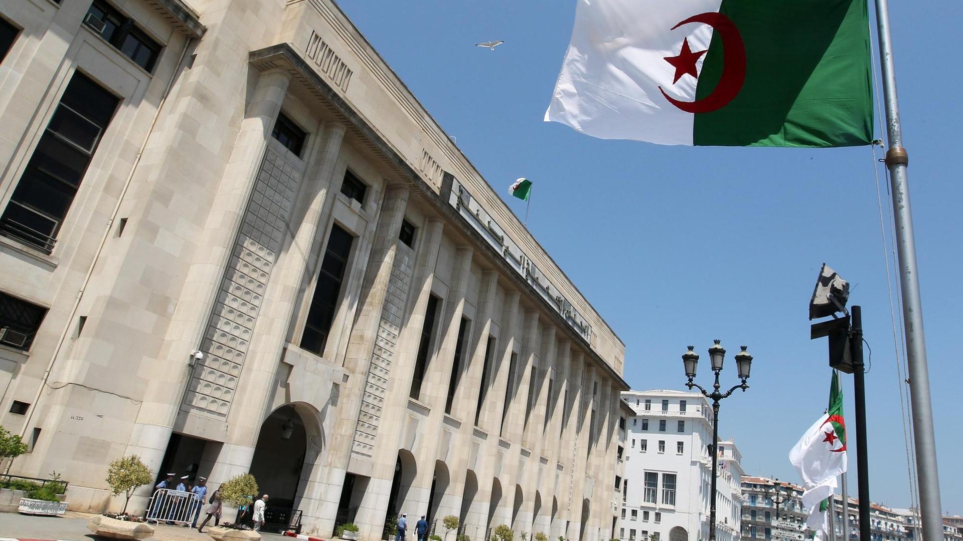 Die Flagge Algeriens weht vor dem Parlament in Algier.