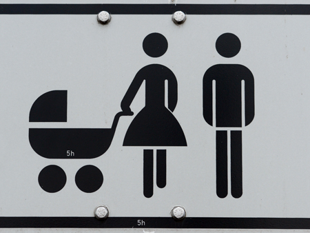 Ein Zusatzschild eines Verkehrsschildes zeigt eine Familie mit Kinderwagen