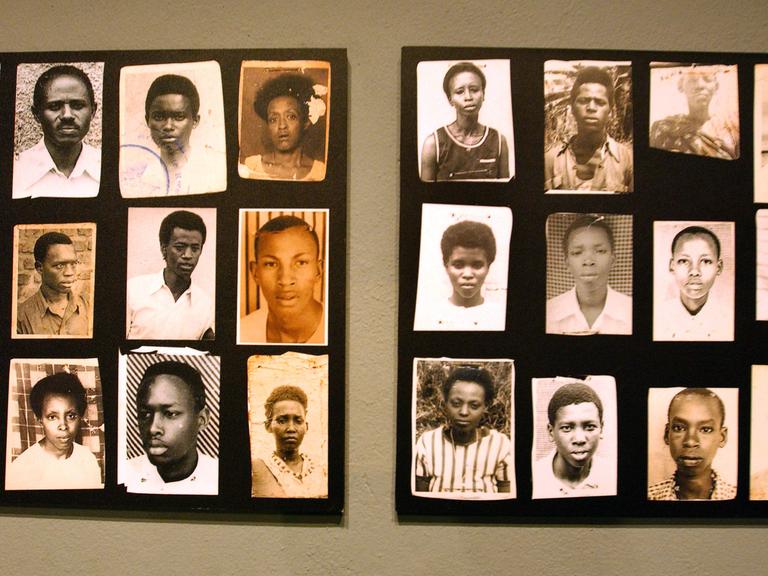 Fotografien von Opfern des Völkermordes in einer Gedenkstätte in Ruandas Hauptstadt Kigali.