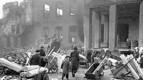 Bewohner Mönchengladbachs durchsuchen die Trümmer nach einem Bombenangriff nach Brennmaterial, 3.4.1945