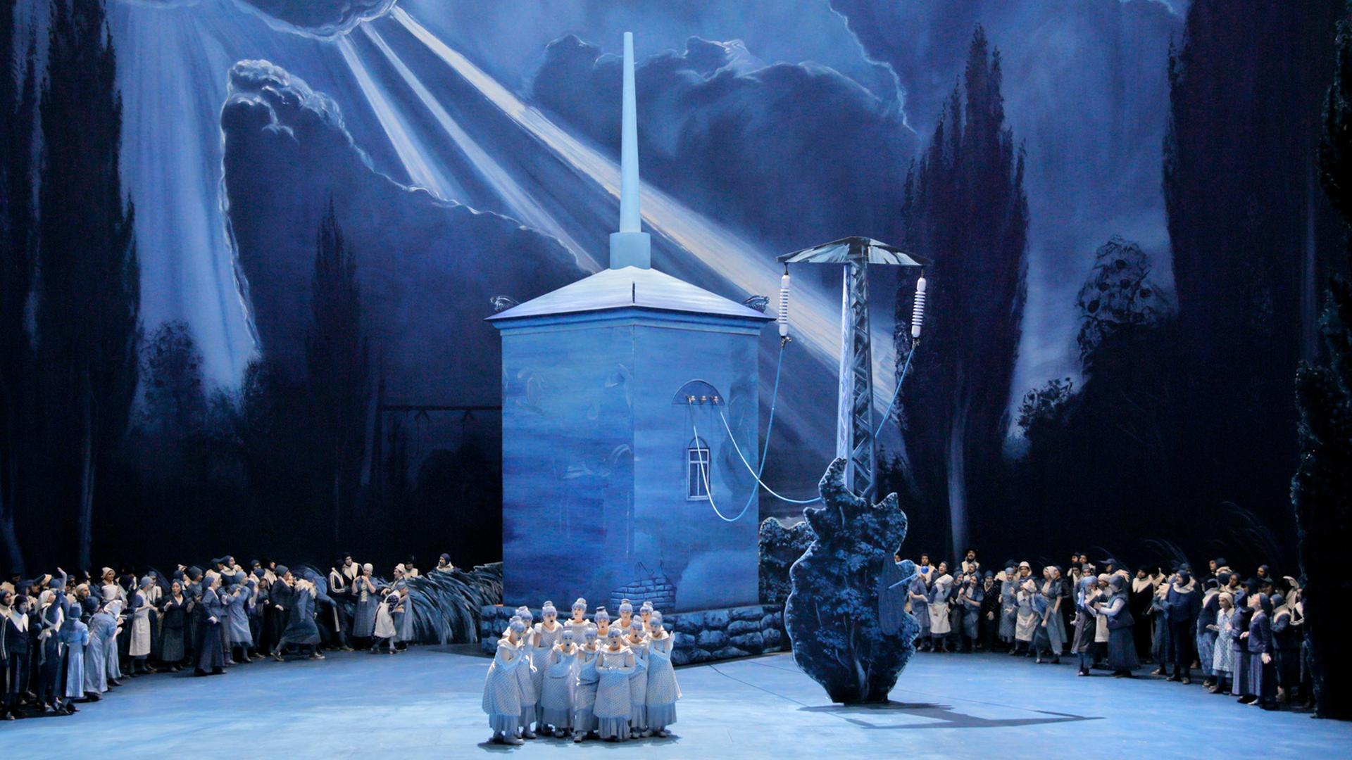 Blick auf das "Lohengrin"-Bühnenbild und die Kostüme: Das Künstlerpaar Neo Rauch und Rosa Loy haben beides in diesem Jahr gestaltet.