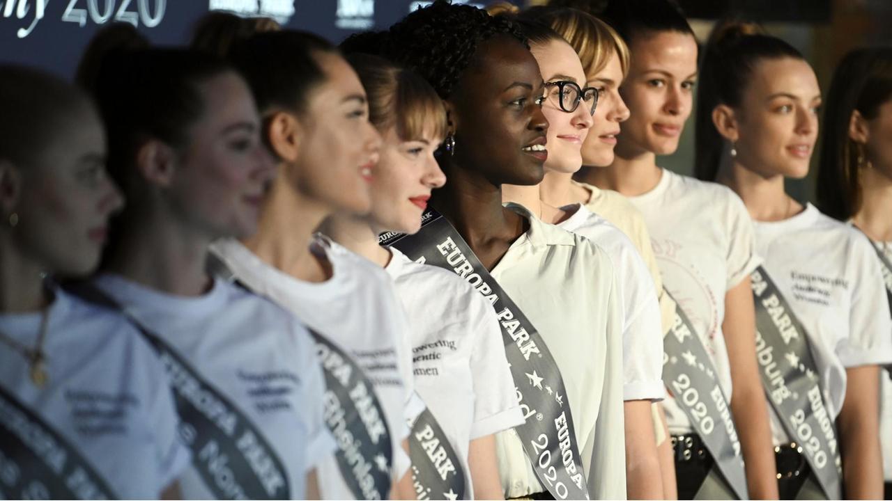 Die Teilnehmerinnen der Miss-Germany-Wahl 2020 posieren aufgereiht für ein Gruppenfoto.