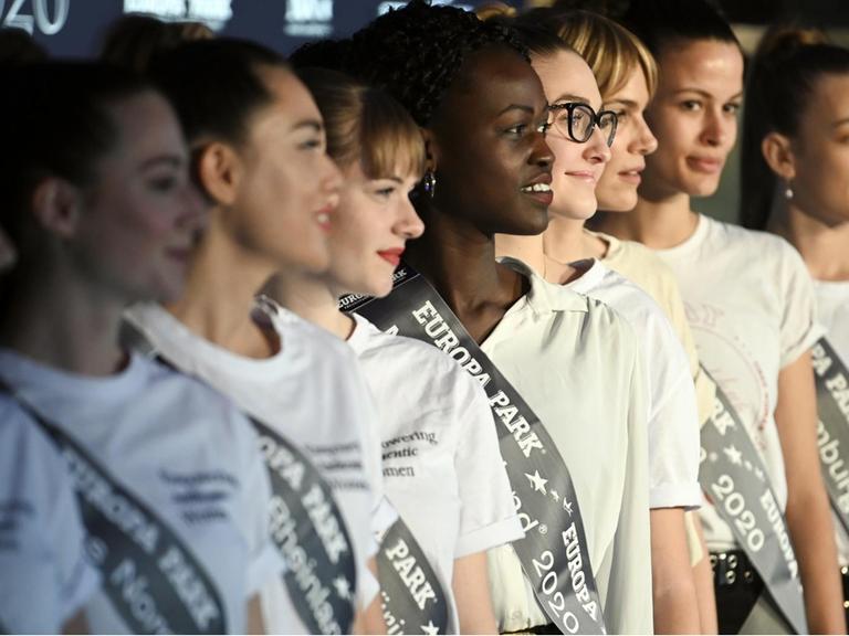 Die Teilnehmerinnen der Miss-Germany-Wahl 2020 posieren aufgereiht für ein Gruppenfoto.