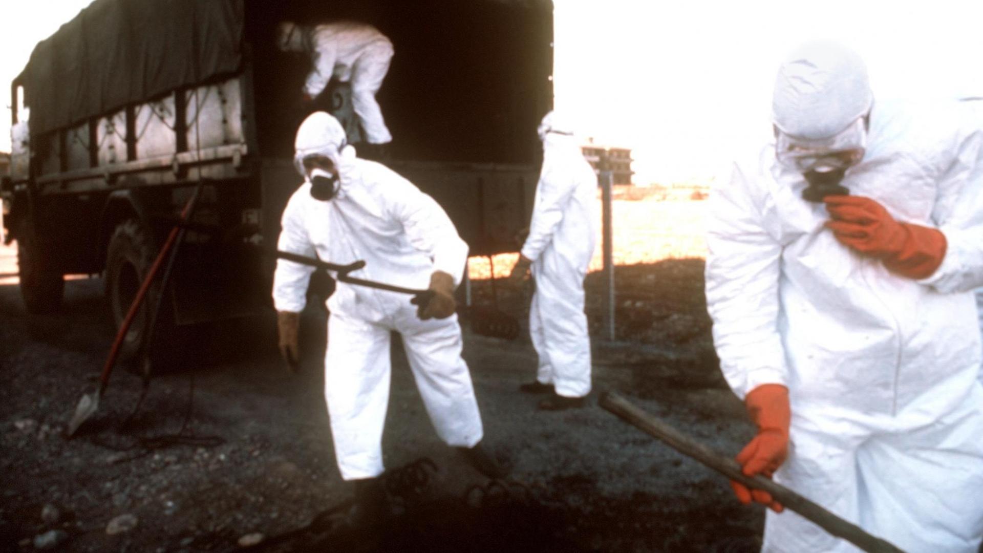 Folgen des Seveso-Unglücks am 10. Juli 1976: Spezialisten in Schutzanzügen sind auf dem Weg in das verseuchte Gebiet, um Pflanzen- und Bodenproben zu entnehmen und sie auf Rückstände zu untersuchen.