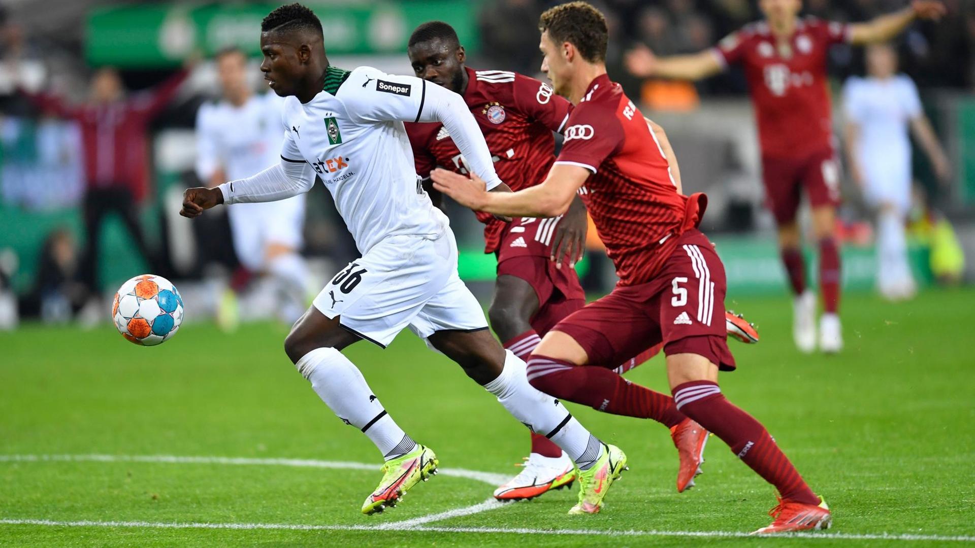 Der Spieler von Mönchengladbach, Breel Embolo, ist schneller als die Spieler von den Bayern.