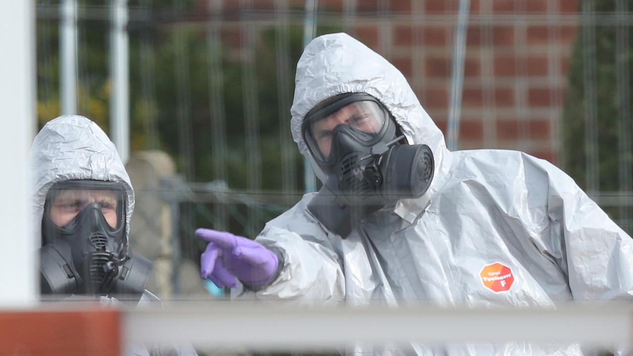 Ermittler in Schutzanzügen bei den Untersuchungen zur Vergiftung des Ex-Doppelagenten Skripal und seiner Tochter