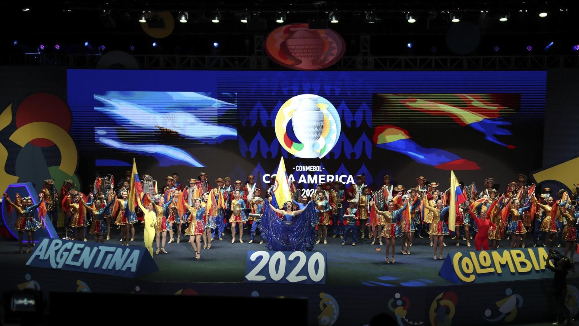 Tänzer bei der Auslosung für die Copa America, die für 2020 geplant war.