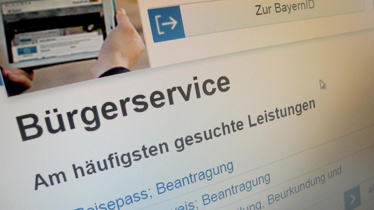 Auf einem Bildschirm steht "Bürgerservice - am häufigsten gesuchte Leistungen".