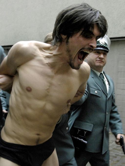Die Verhaftung von Holger Meins (gespielt von Stipe Erceg) in einer Szene des Films "Der Baader Meinhof Komplex". Der Film erzählt die Geschichte der Roten Armee Fraktion (RAF) in den 70er Jahren – er kam 2008 in die Kinos, Regie führte Uli Edel.
