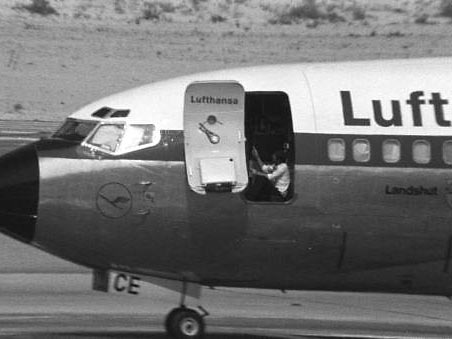 In der offenen Kabinentuer der entführten Lufthansamaschine Landshut sitzt der Pilot, Jürgen Schumann, am Samstag, 15.10.1977 auf dem Flughafen von Dubai, Vereinigte Arabische Emirate.