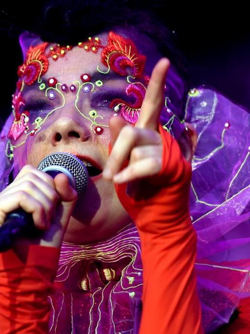 Die isländische Musikerin Björk steht am 02.08.2015 in der ausverkauften Zitadelle Berlin bei ihrem einzigen Deutschlandkonzert auf der Bühne.