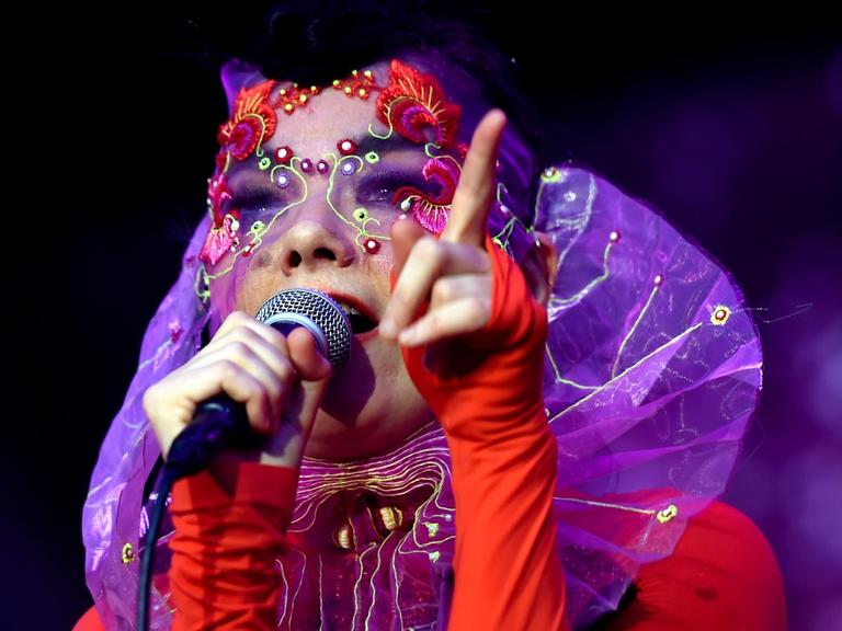 Die isländische Musikerin Björk steht am 02.08.2015 in der ausverkauften Zitadelle Berlin bei ihrem einzigen Deutschlandkonzert auf der Bühne.
