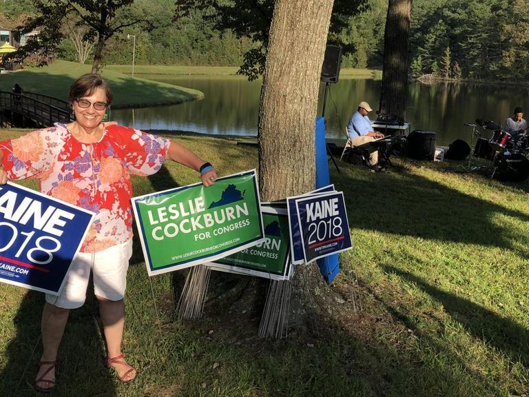 Wahlkampf für Leslie Cockburn, demokratische Kongresskandidatin im US-Bundesstaat Virginia