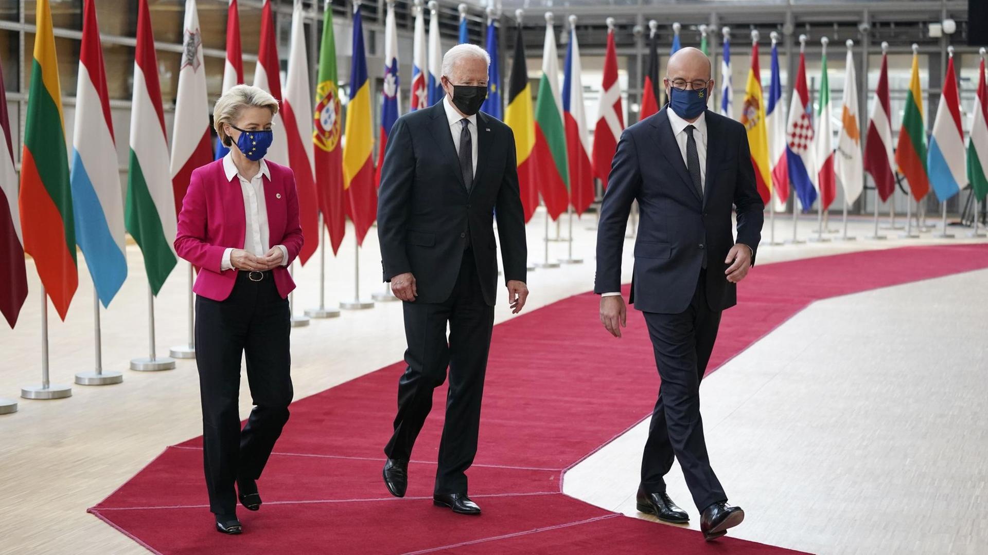US-Präsident Joe Biden, Kommissionspräsidentin von der Leyen, Ratspräsident Michel beim Gipfel in Brüssel.