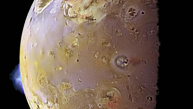 Auf dem Jupitermond Io gibt es viele aktive Vulkane