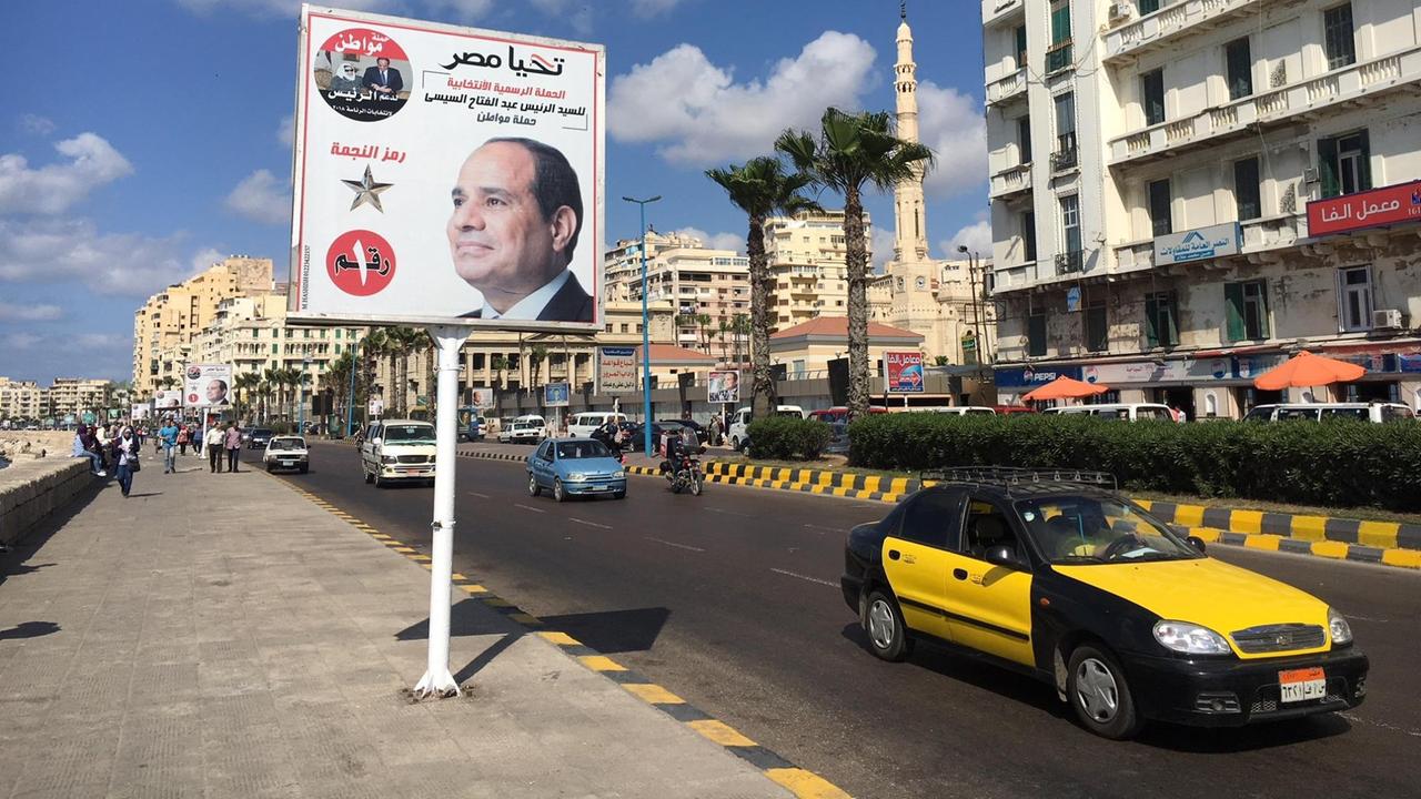 Plakat des Präsidenten an Hauptverkehrsstraße.