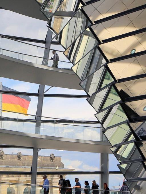 Blick in die Kuppel des Reichstages in Berlin Die nachträglich konzipierte Kuppel hat sich zur viel