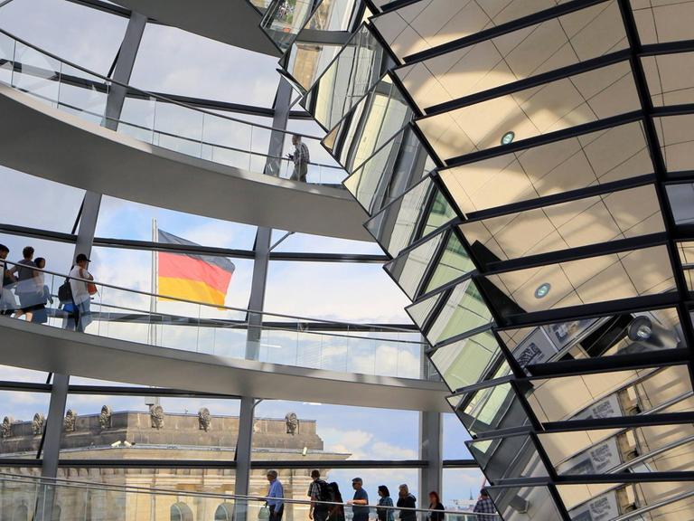 Blick in die Kuppel des Reichstages in Berlin Die nachträglich konzipierte Kuppel hat sich zur viel