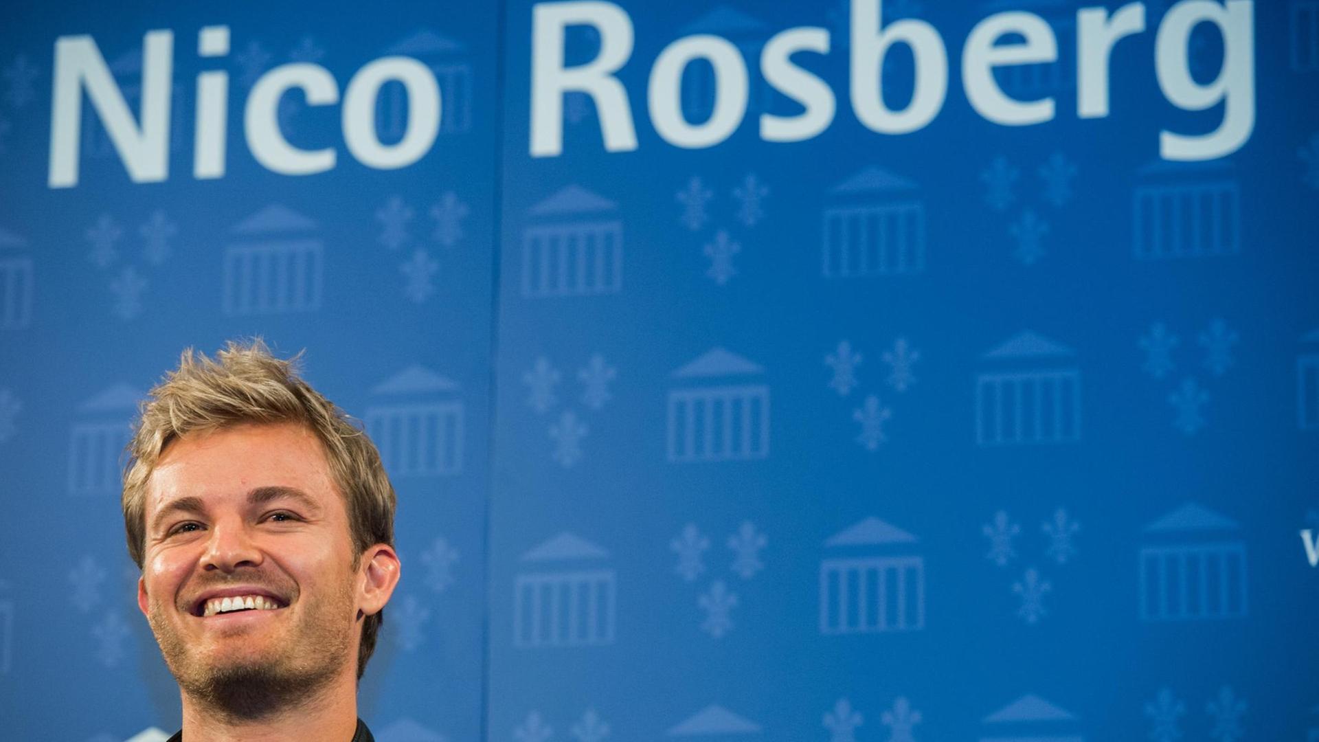 Der neue Formel-1-Weltmeister Nico Rosberg freut sich am 30.11.2016 in Wiesbaden (Hessen) über seinen Erfolg. Der neue Formel-1-Weltmeister Nico Rosberg freut sich am 30.11.2016 in Wiesbaden (Hessen) über seinen Erfolg.