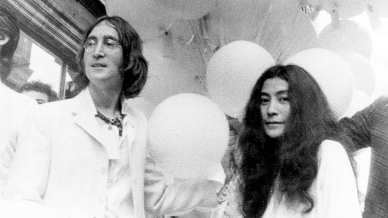 John Lennon und Yoko Ono lassen 365 weisse Luftballons in den Himmel steigen und tragen selbst weisse Kleidung.