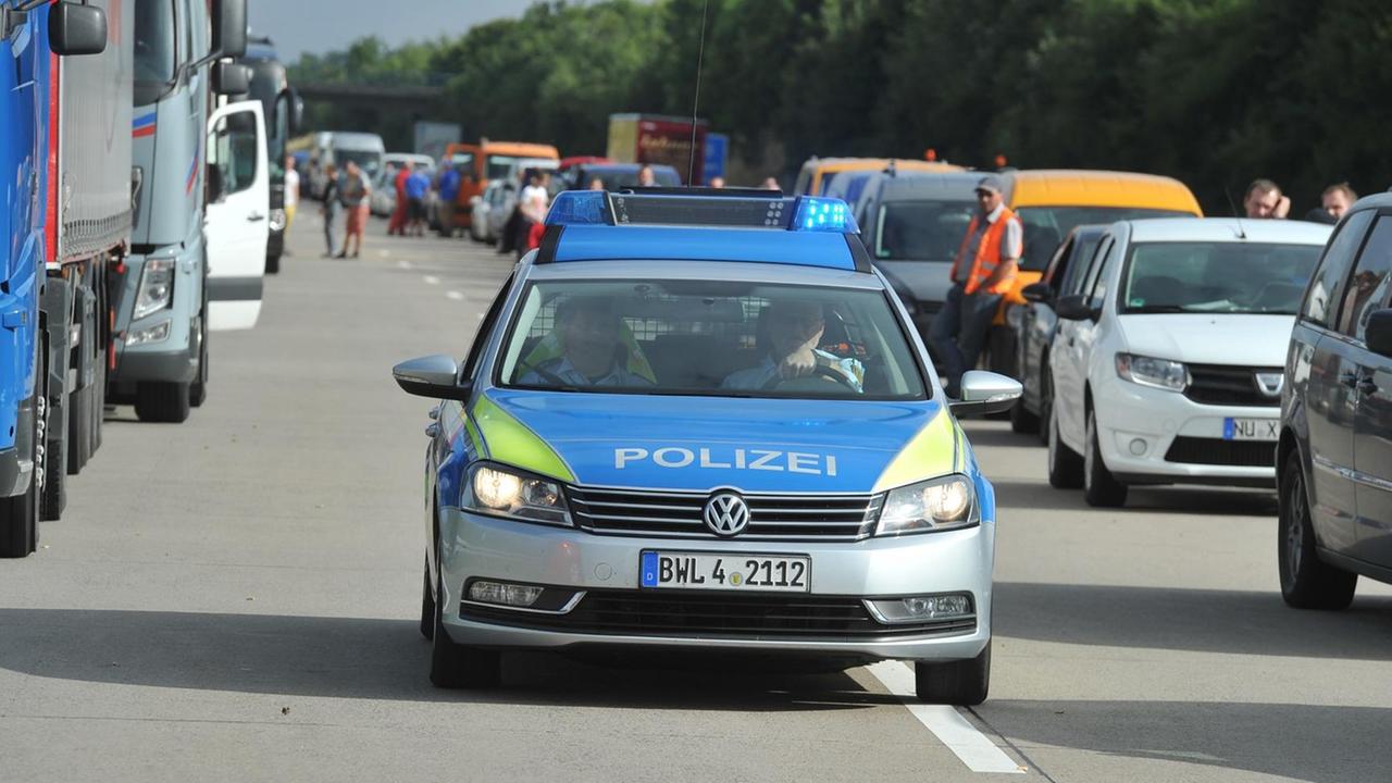 Ein Polizeiauto fährt auf der A7 bei Ellwangen durch die Rettungsgasse eines Staus