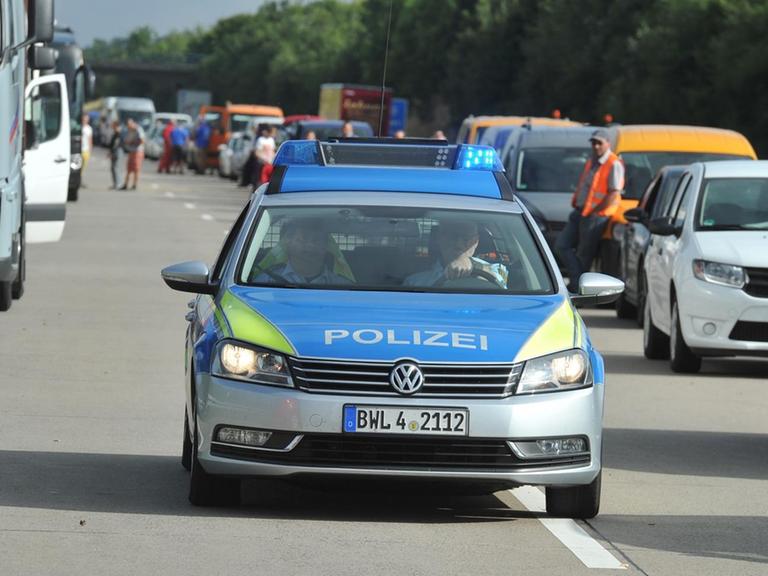 Ein Polizeiauto fährt auf der A7 bei Ellwangen durch die Rettungsgasse eines Staus
