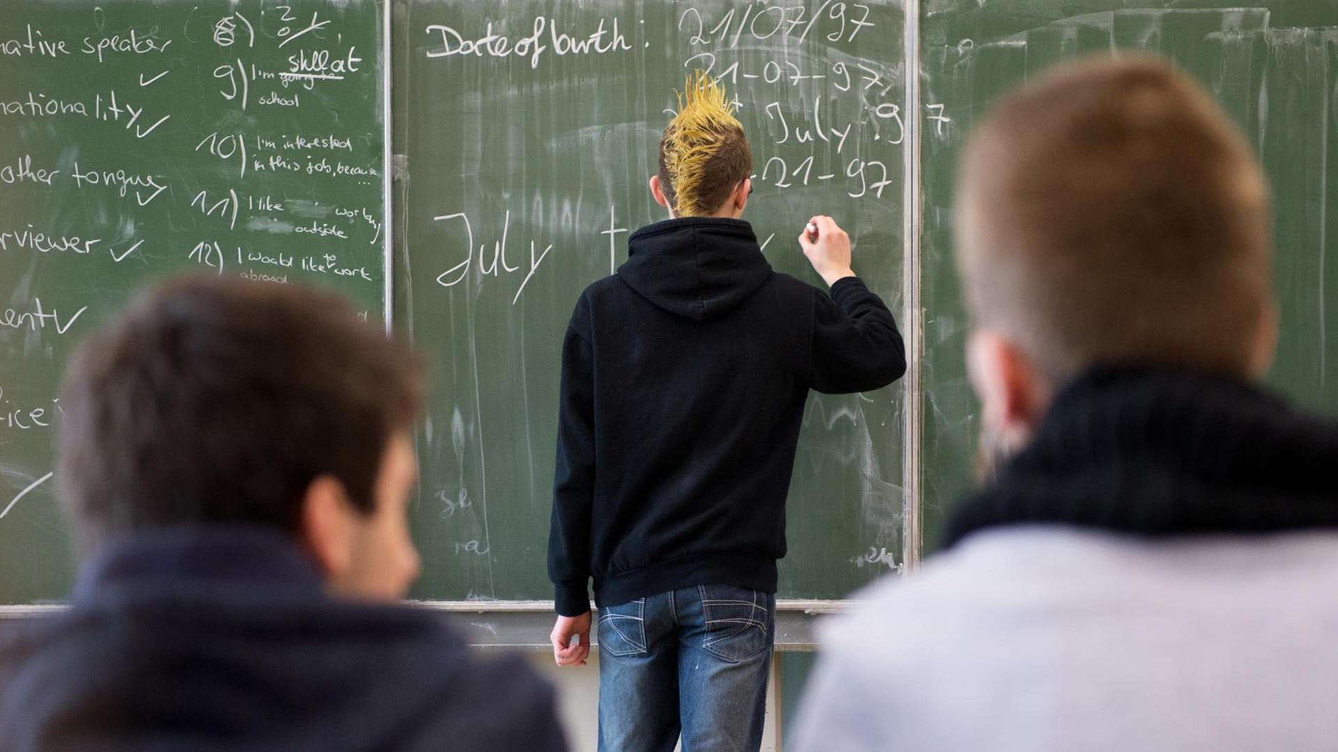 Schüler lernen im Unterricht an einer Realschule in Niedersachsen